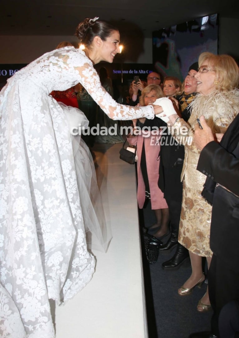 Juana Viale sorprendió a Mirtha Legrand desfilando vestida de novia: las fotos del momento y la emoción de la diva