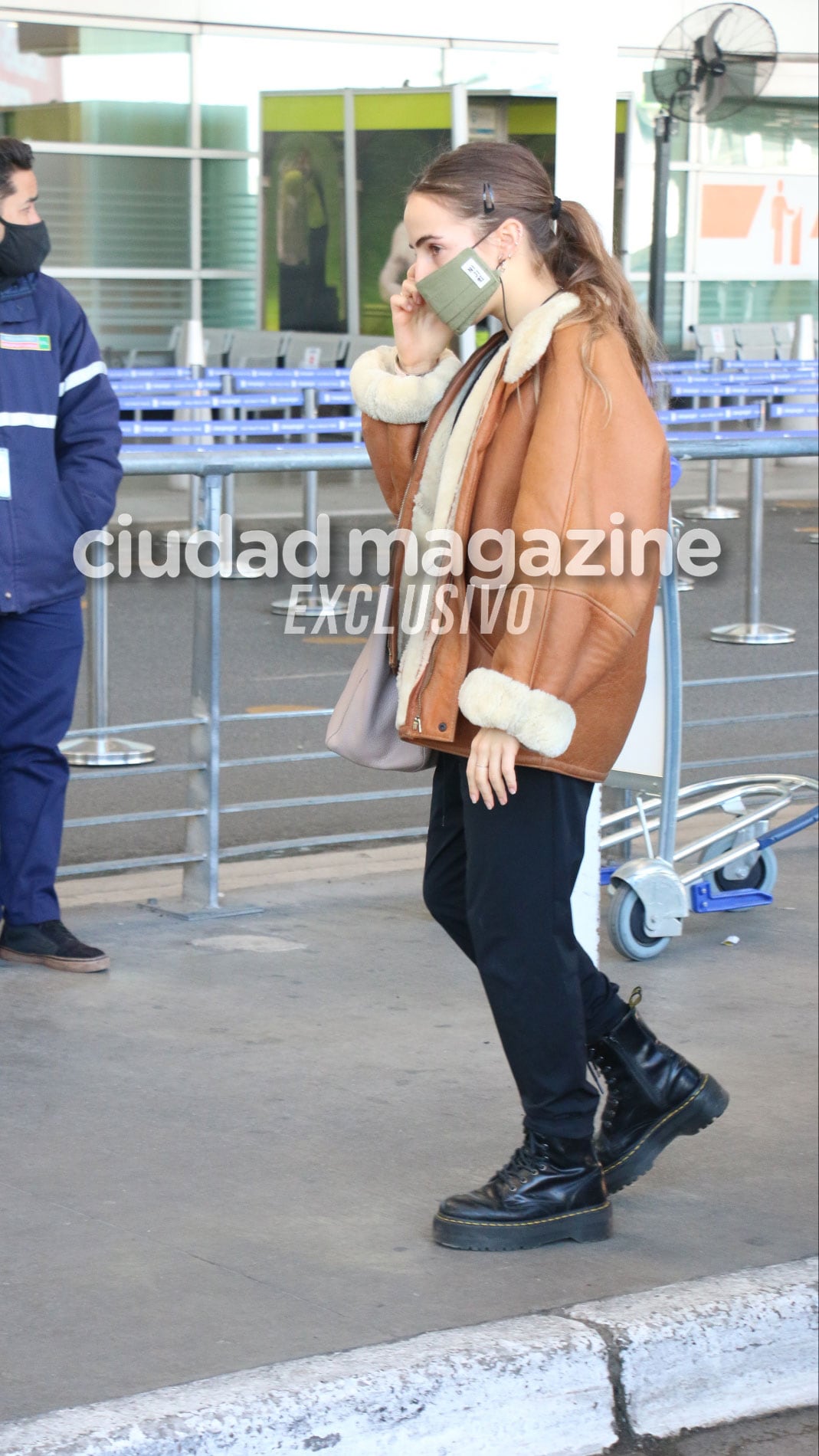 Juana y Nacho Viale, Ámbar de Benedictis y Agustín Goldenhorn en Ezeiza (Fotos: Movilpress)