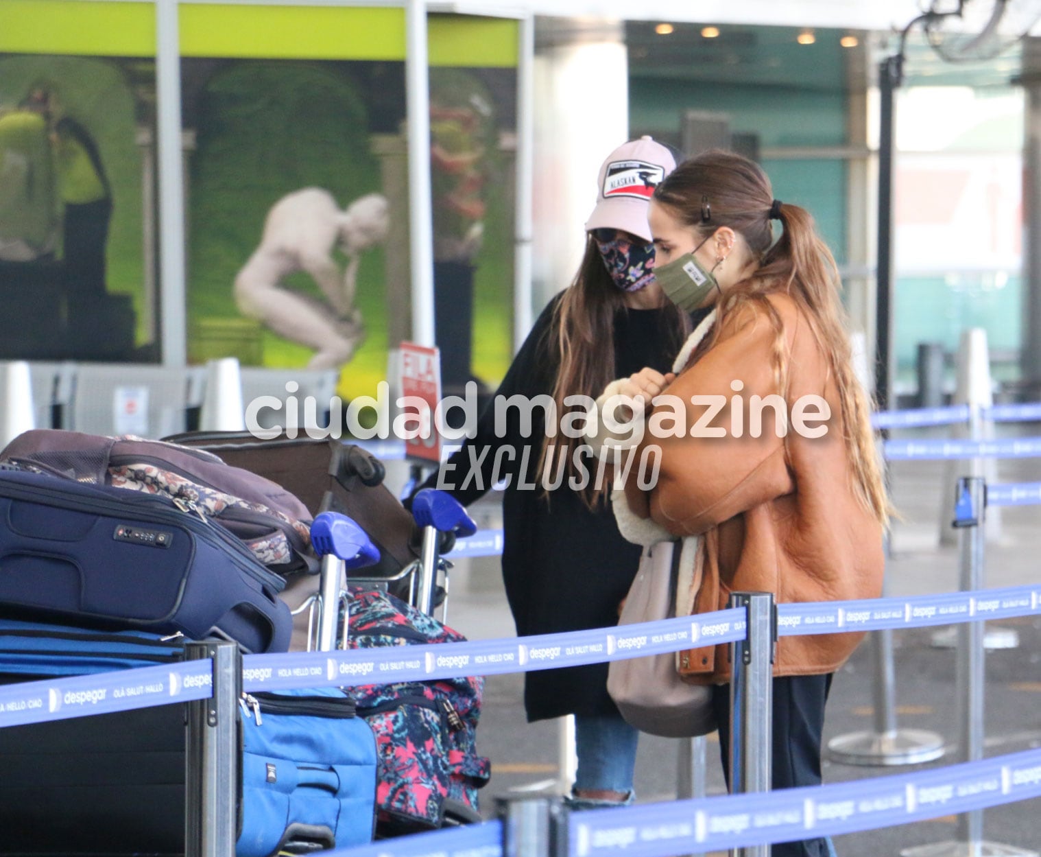 Juana y Nacho Viale, Ámbar de Benedictis y Agustín Goldenhorn en Ezeiza (Fotos: Movilpress)