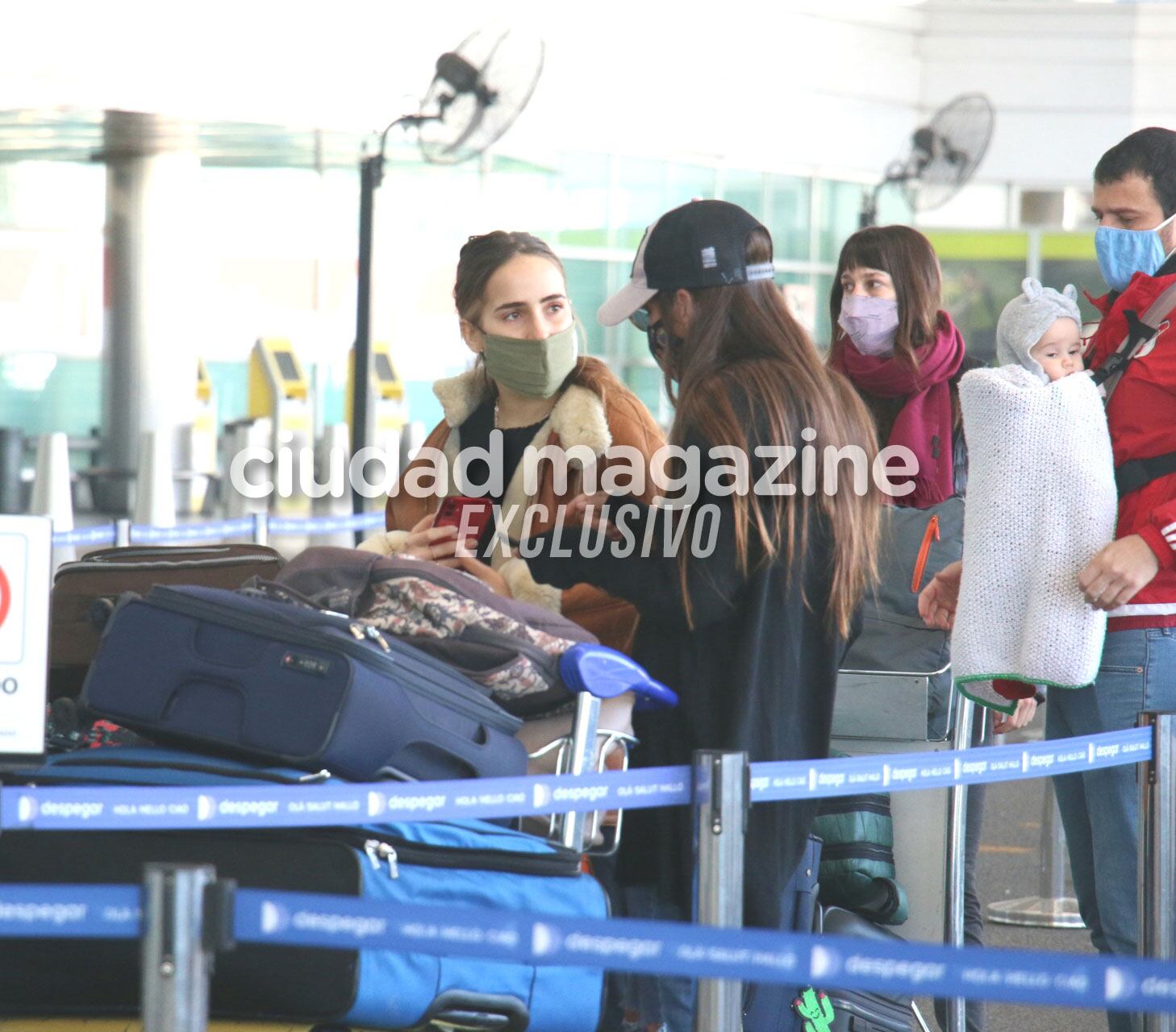 Juana y Nacho Viale, Ámbar de Benedictis y Agustín Goldenhorn en Ezeiza (Fotos: Movilpress)