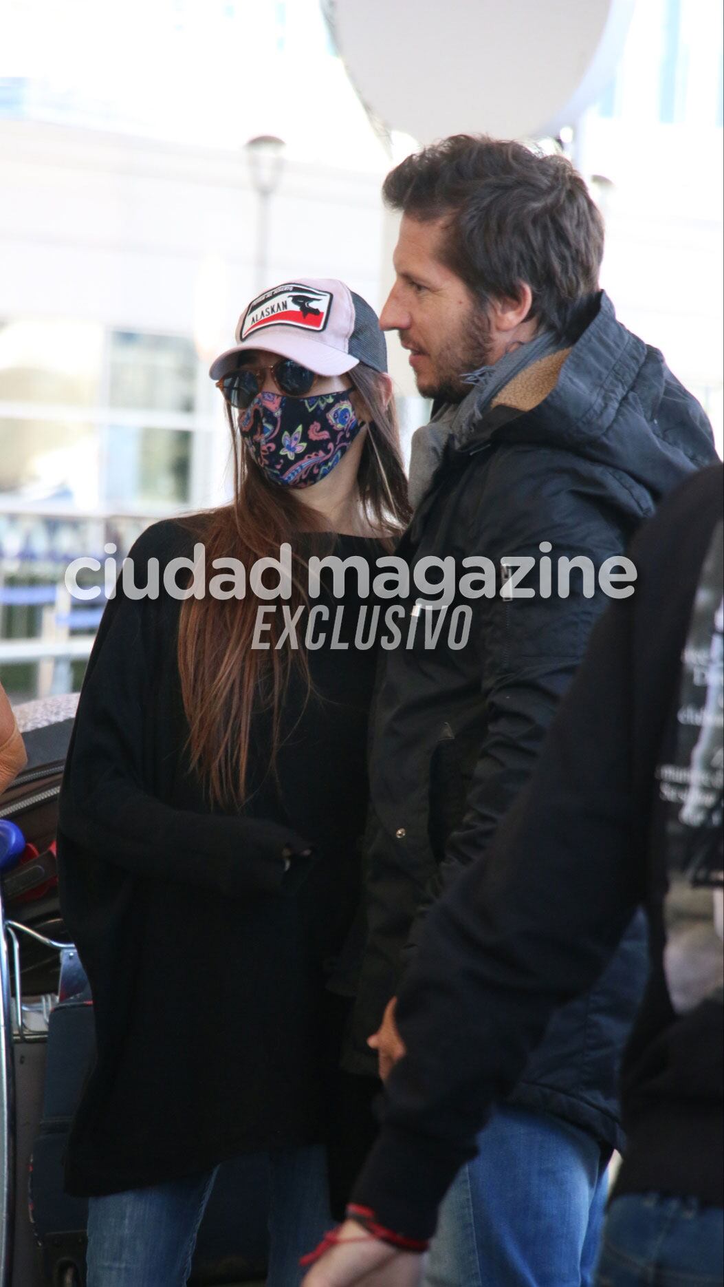 Juana y Nacho Viale, Ámbar de Benedictis y Agustín Goldenhorn en Ezeiza (Fotos: Movilpress)