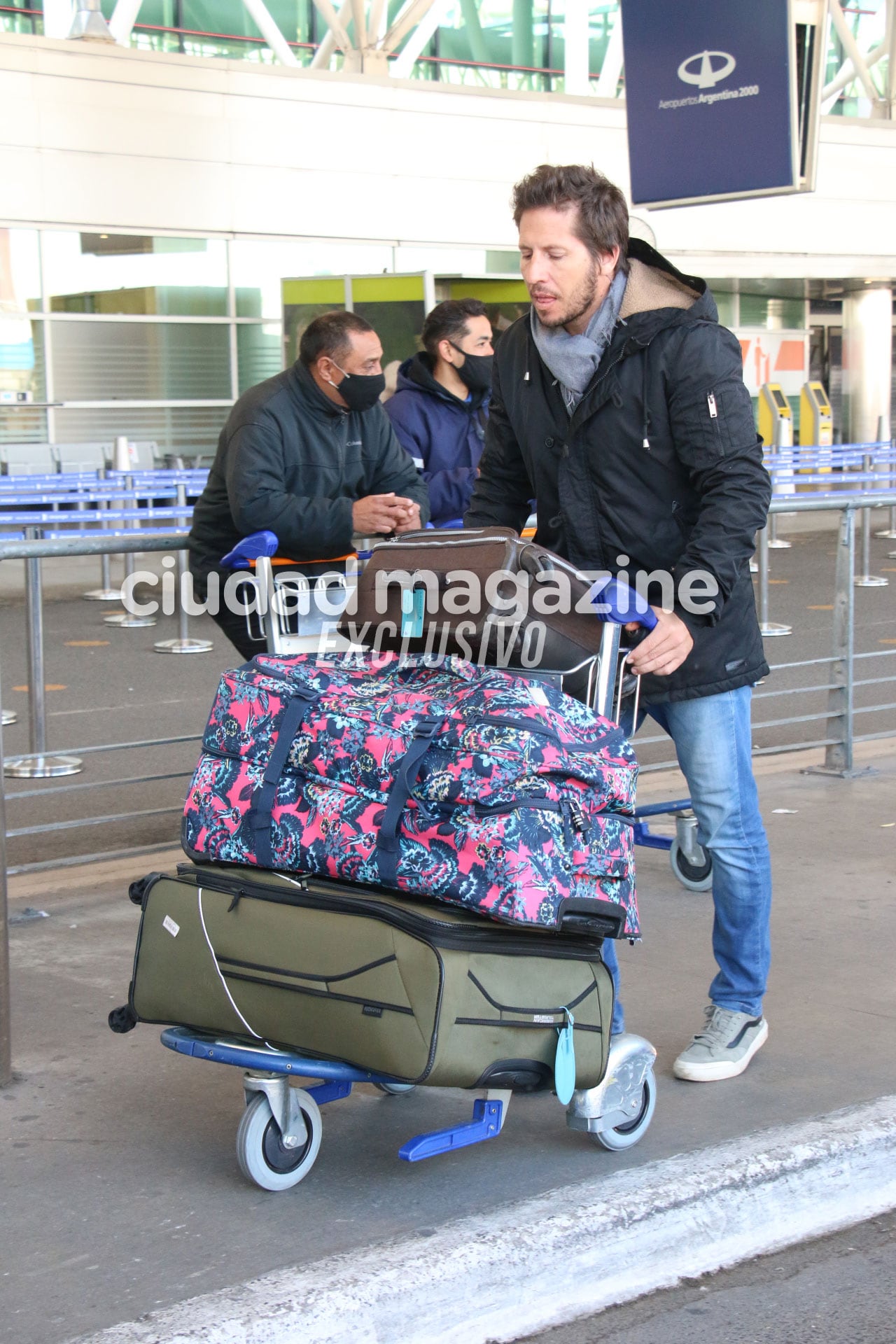 Juana y Nacho Viale, Ámbar de Benedictis y Agustín Goldenhorn en Ezeiza (Fotos: Movilpress)