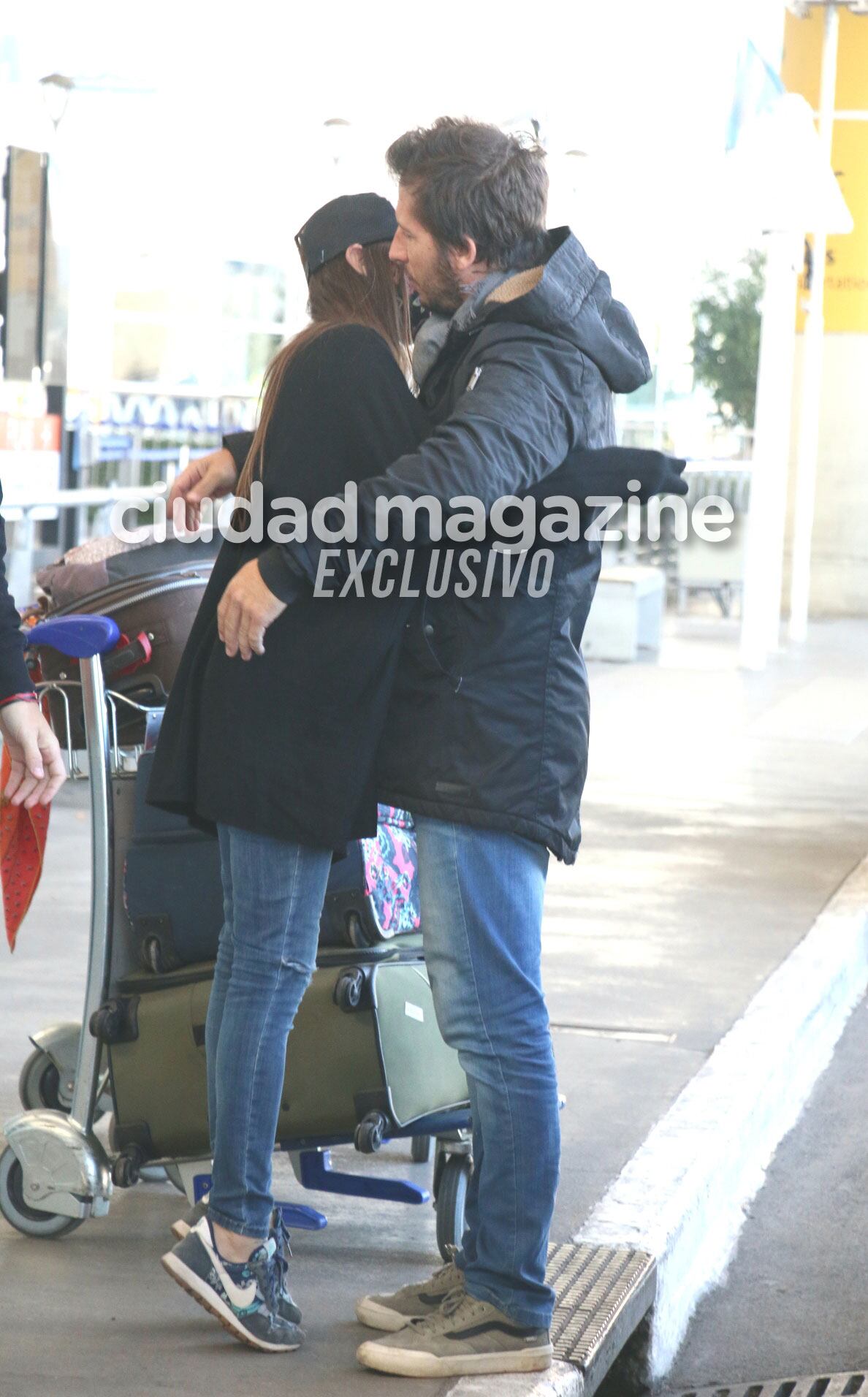 Juana y Nacho Viale, Ámbar de Benedictis y Agustín Goldenhorn en Ezeiza (Fotos: Movilpress)