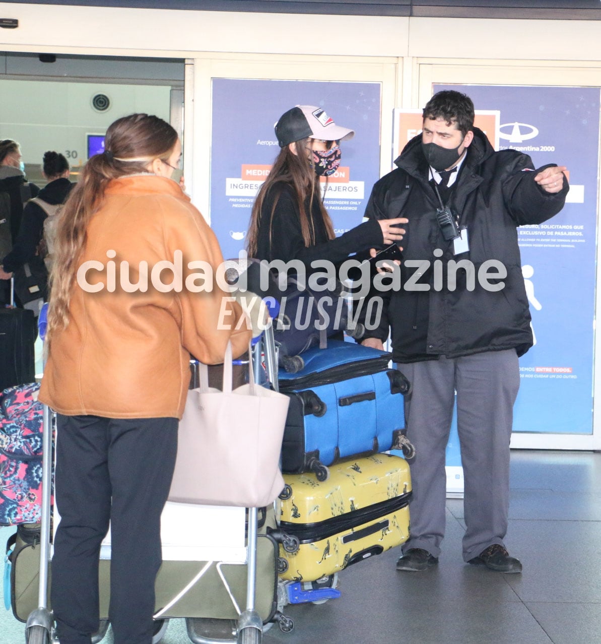 Juana y Nacho Viale, Ámbar de Benedictis y Agustín Goldenhorn en Ezeiza (Fotos: Movilpress)