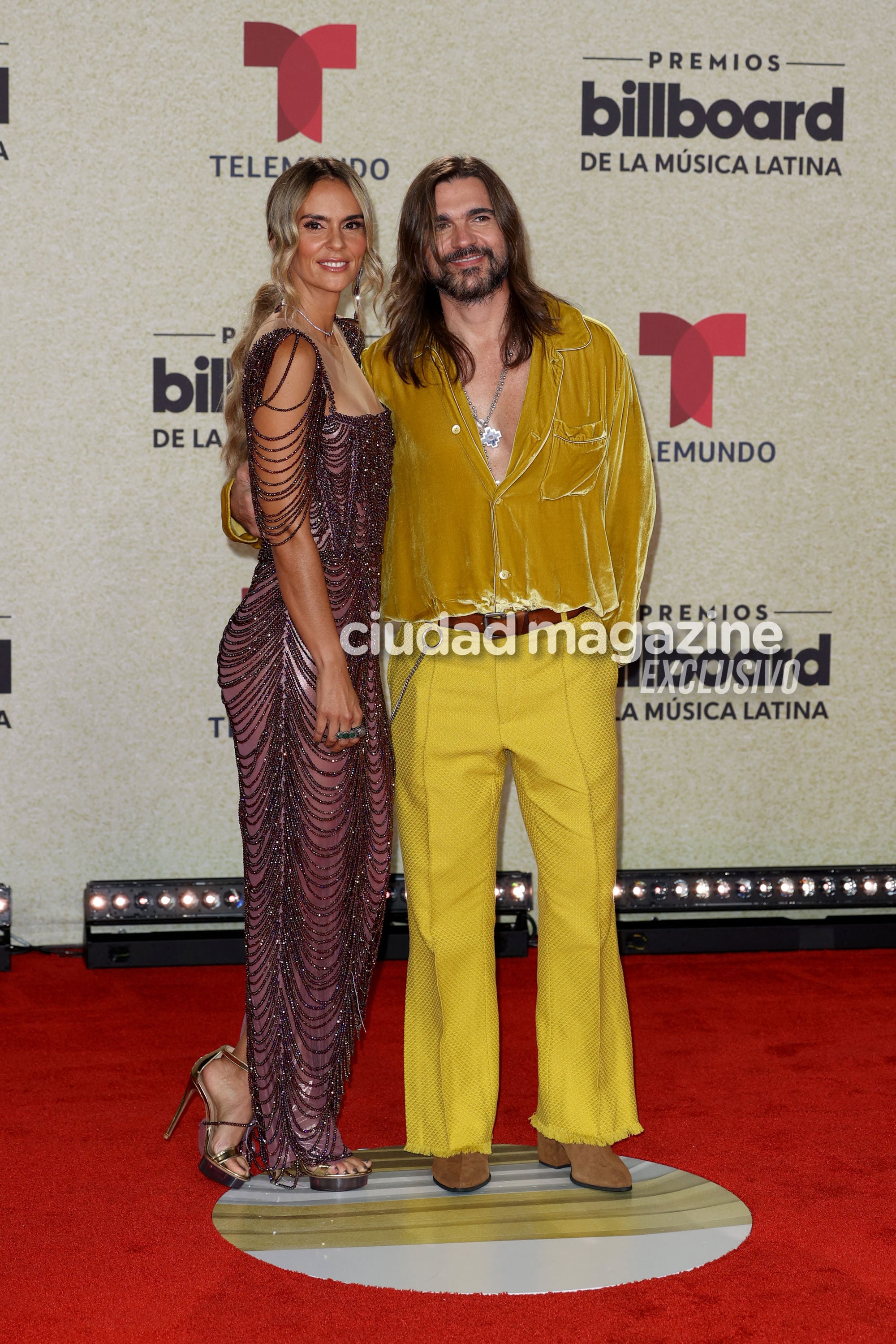 Juanes impactó con su look de amarillo (Fotos: AFP).