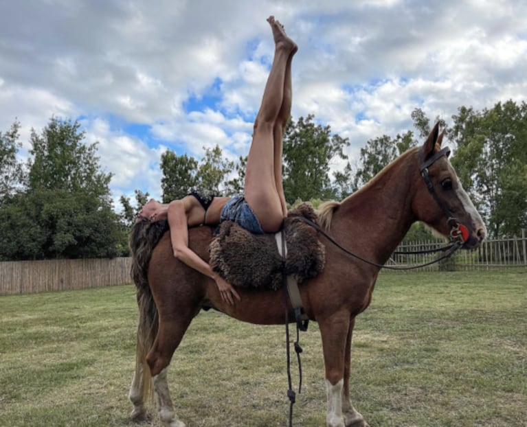 Jujuy Jiménez recibió fuertes críticas por posar en bikini con un caballo: "No es un objeto"