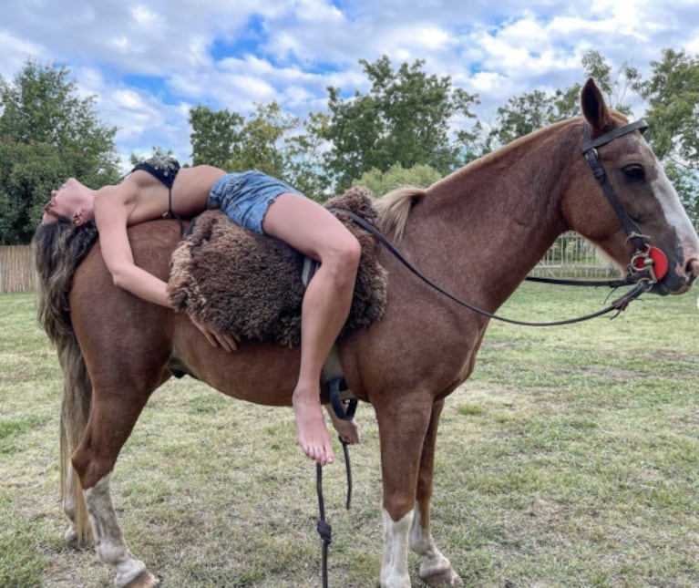 Jujuy Jiménez recibió fuertes críticas por posar en bikini con un caballo: "No es un objeto"