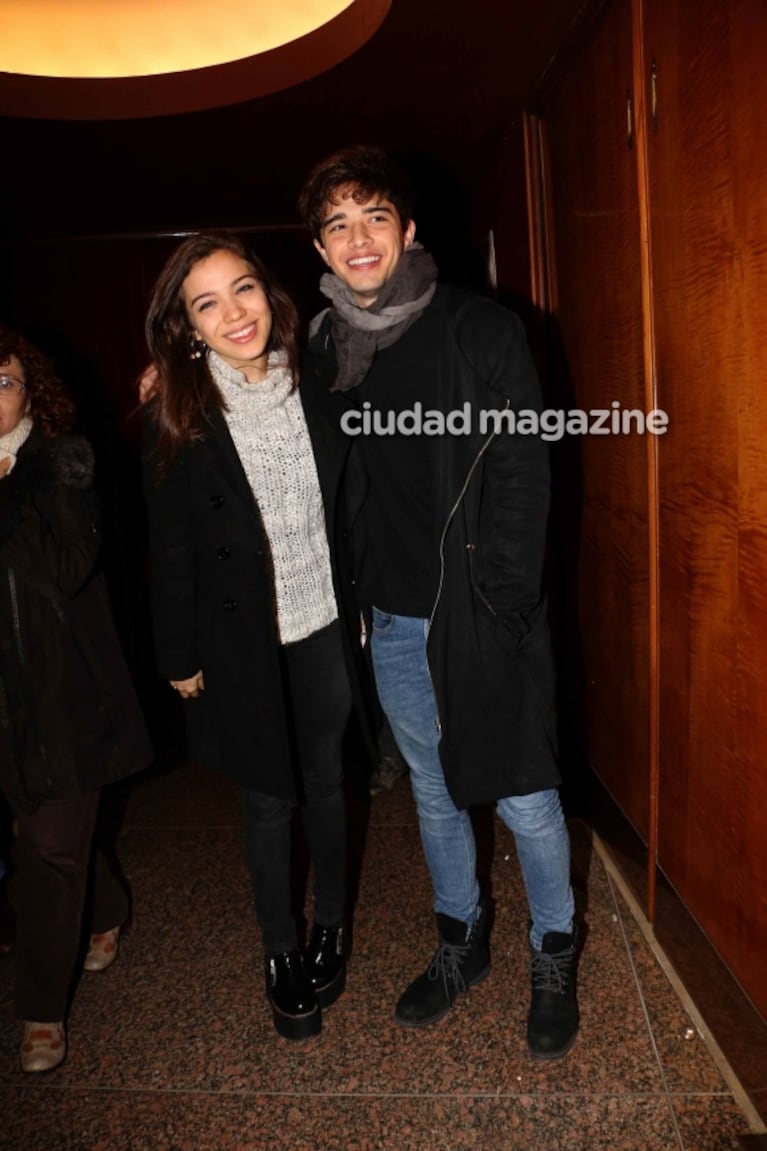 Julián Serrano y Malena Narvay, sonrientes y enamorados en el teatro