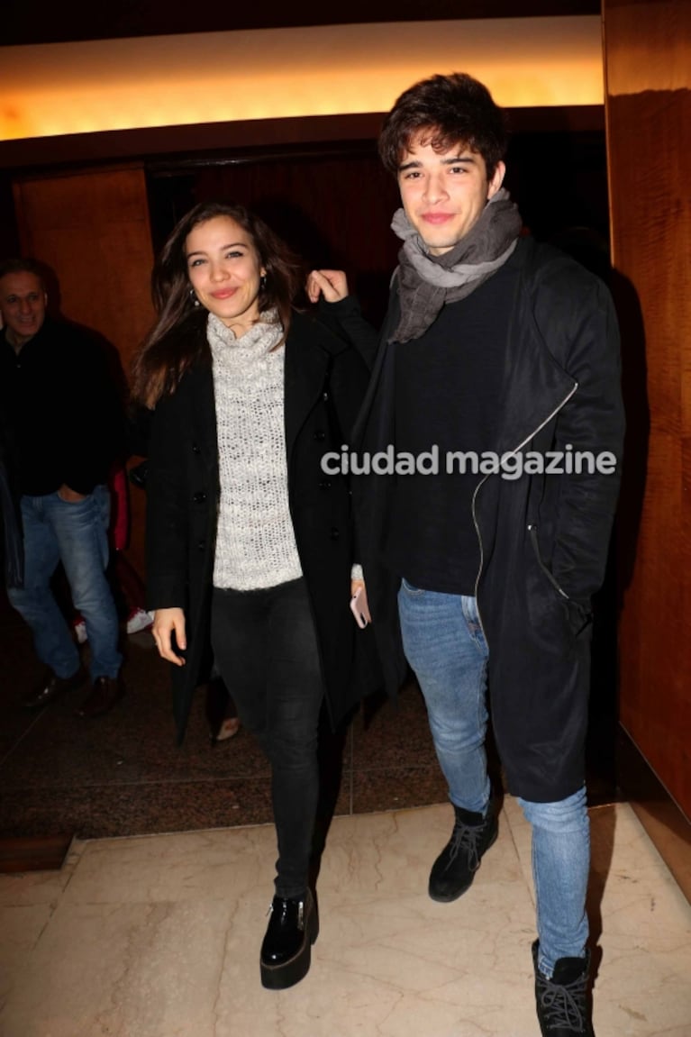 Julián Serrano y Malena Narvay, sonrientes y enamorados en el teatro