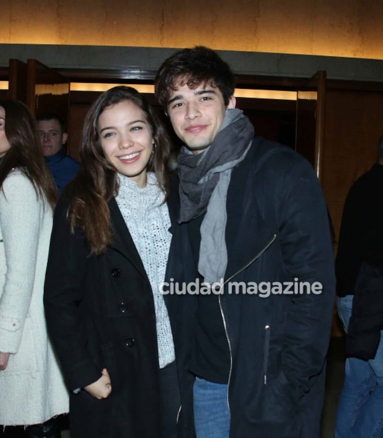 Julián Serrano y Malena Narvay, sonrientes y enamorados en el teatro