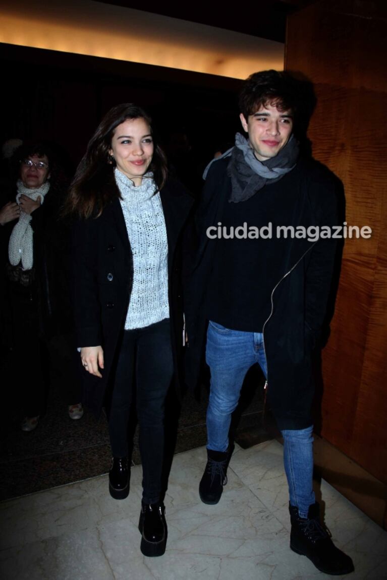 Julián Serrano y Malena Narvay, sonrientes y enamorados en el teatro