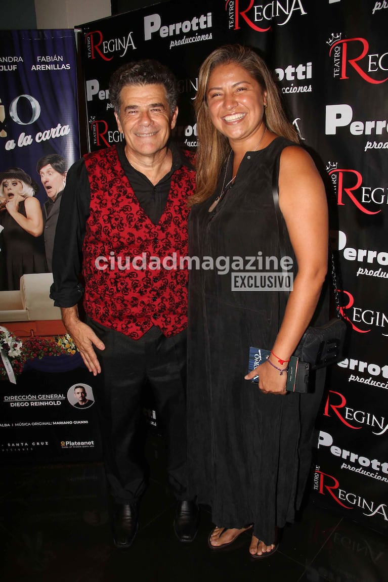 Julián Weich y su novia, Jennifer, en su obra teatral Velorio a la Carta (Foto: Movilpress).