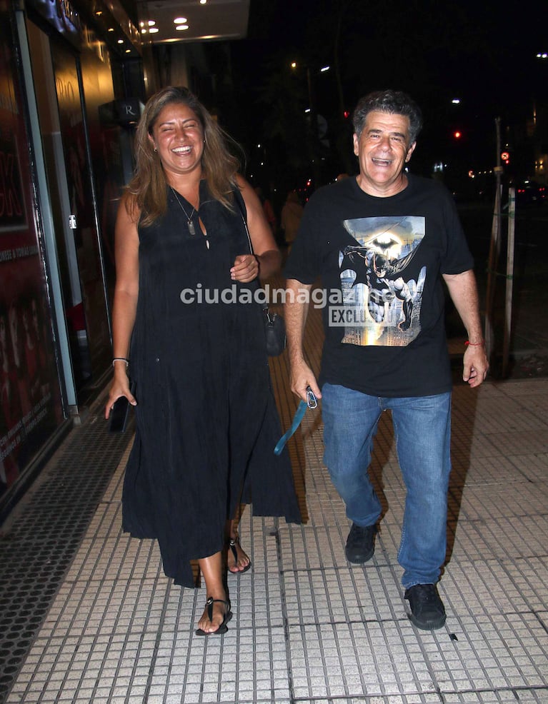 Julián Weich y su novia, Jennifer, en su obra teatral Velorio a la Carta (Foto: Movilpress).