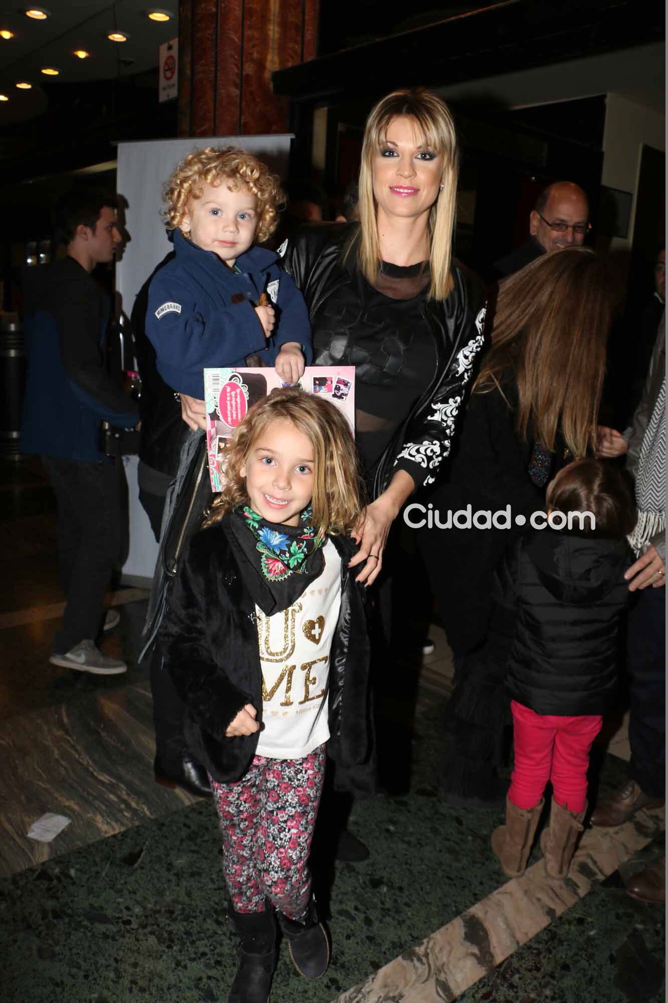 Juliana Giambroni y sus hijos, Milo y Olivia, en el estreno de Esperanza Mía, el musical (Foto: Movilpress)