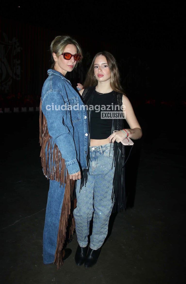 Julieta Cardinali con su hija Charo Calamaro en el BAFWEEK (Foto: Movilpress).