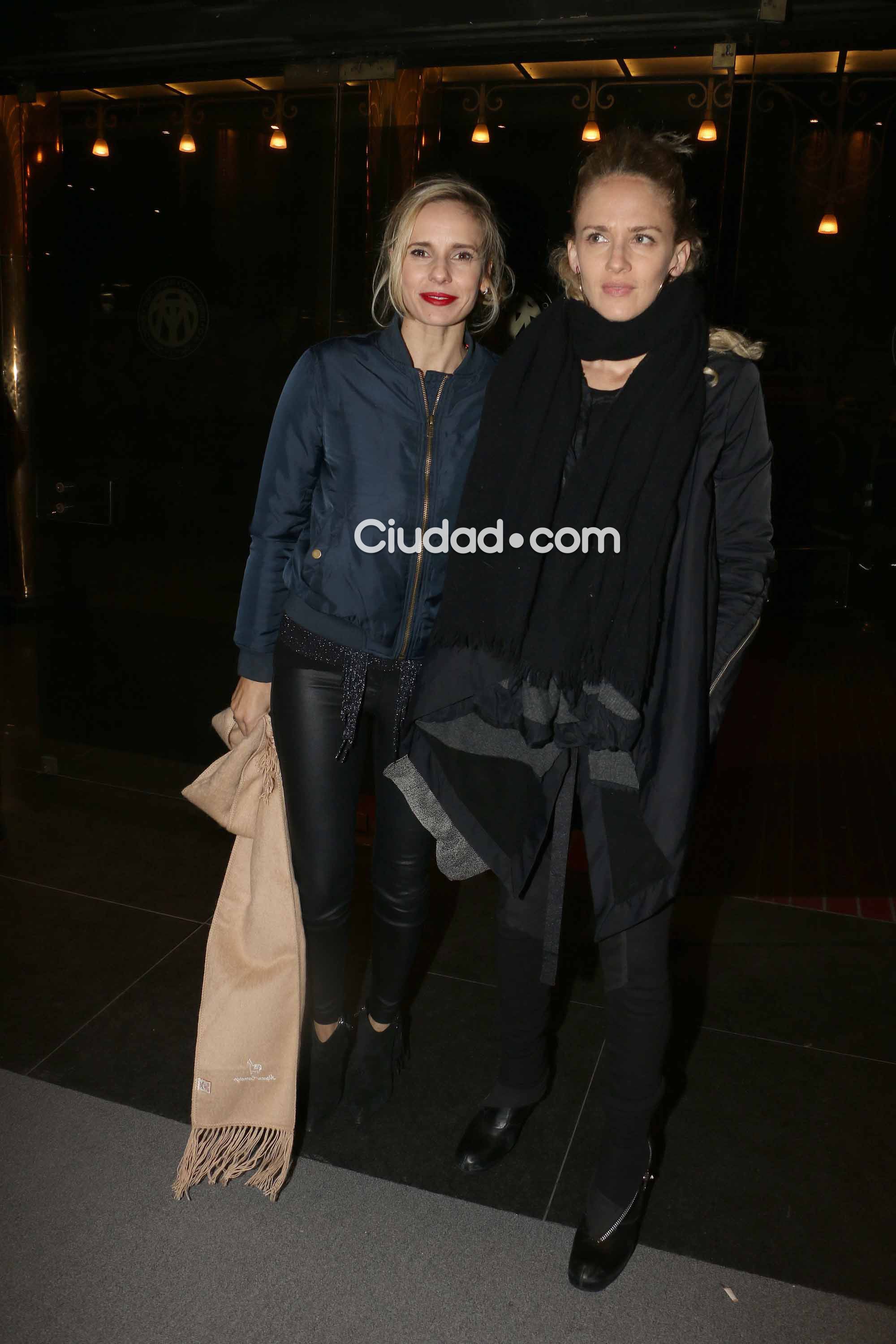 Julieta Cardinali y Leonora Balcarce, en el teatro (Foto: Movilpress)