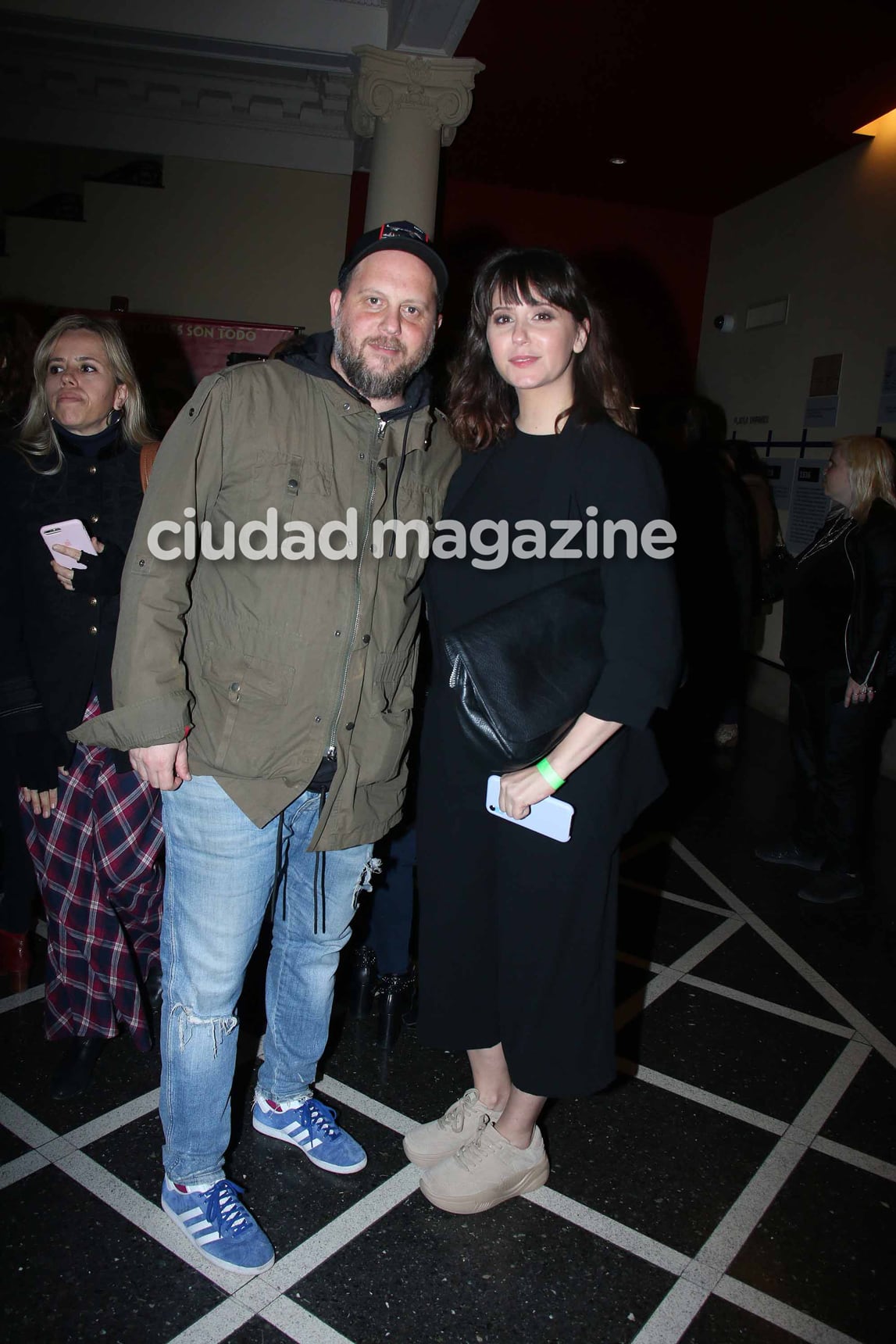 Julieta Cayetina y Nicolás en la avant premiere de Claudia (Foto: Movilpress)