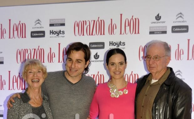 Julieta Díaz con sus padres y su esposo Brent. (Foto: Jennifer Rubio-Ciudad.com)