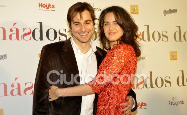 Julieta Díaz y su marido, Brent Federighi, mimosos en el estreno (Foto: Jennifer Rubio). 