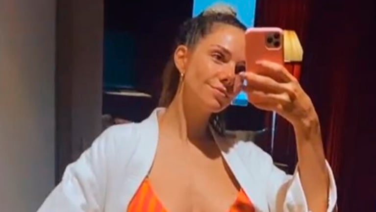 Julieta Nair Calvo impactó con una microbikini naranja desde un hotel.