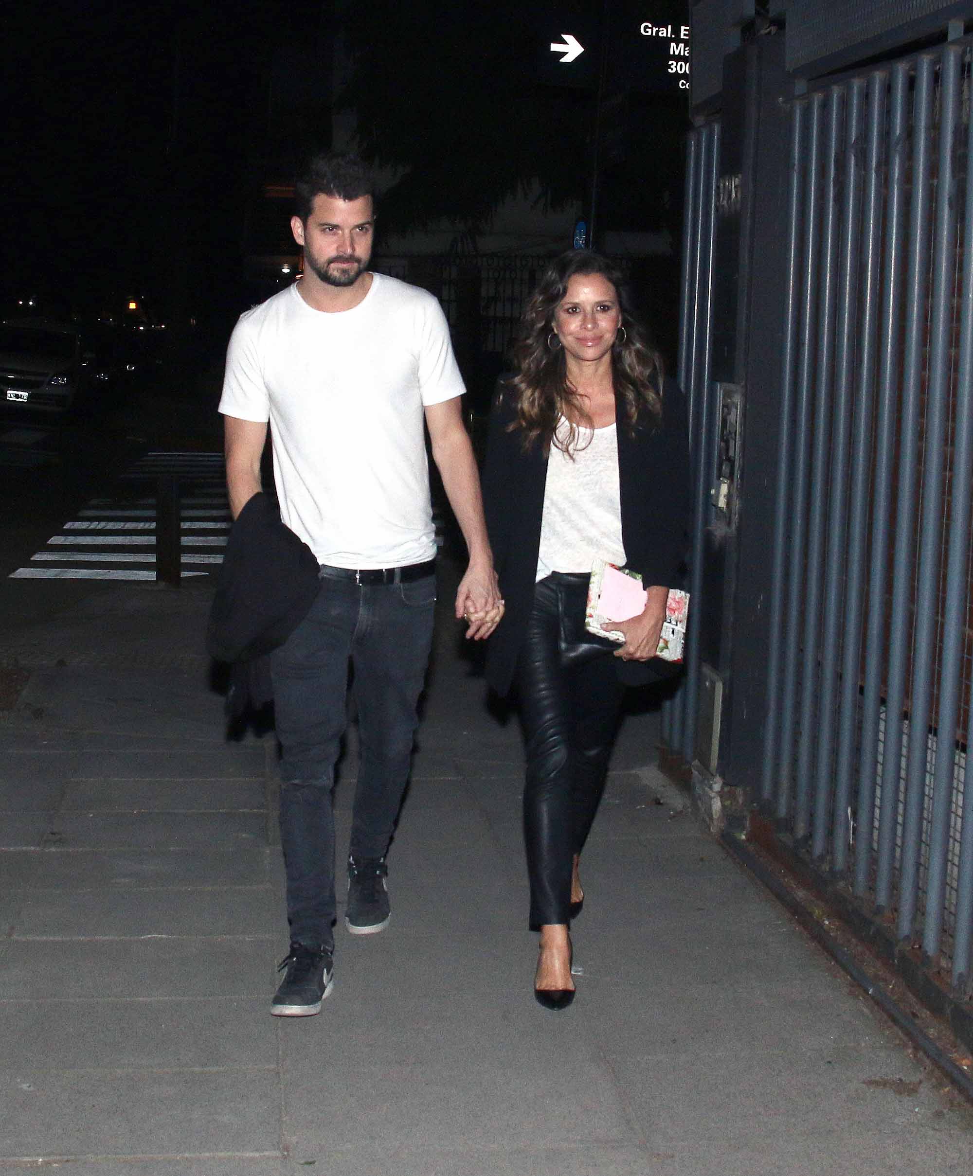 Julieta Ortega, enamorada junto a Camilo Vaca Narvaja en el cumpleaños de Nancy Dupláa. (Foto: Movilpress)