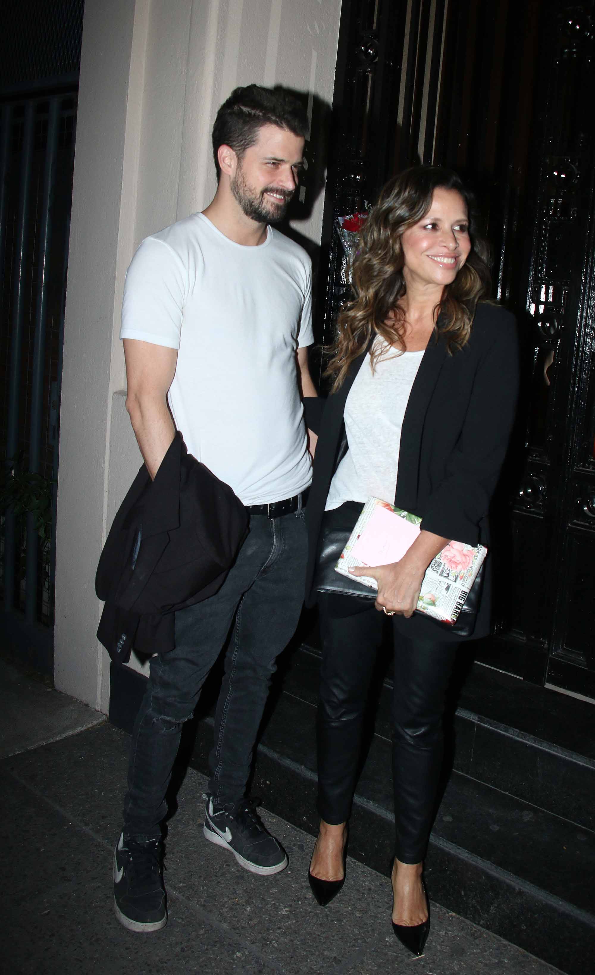 Julieta Ortega, enamorada junto a Camilo Vaca Narvaja en el cumpleaños de Nancy Dupláa. (Foto: Movilpress)