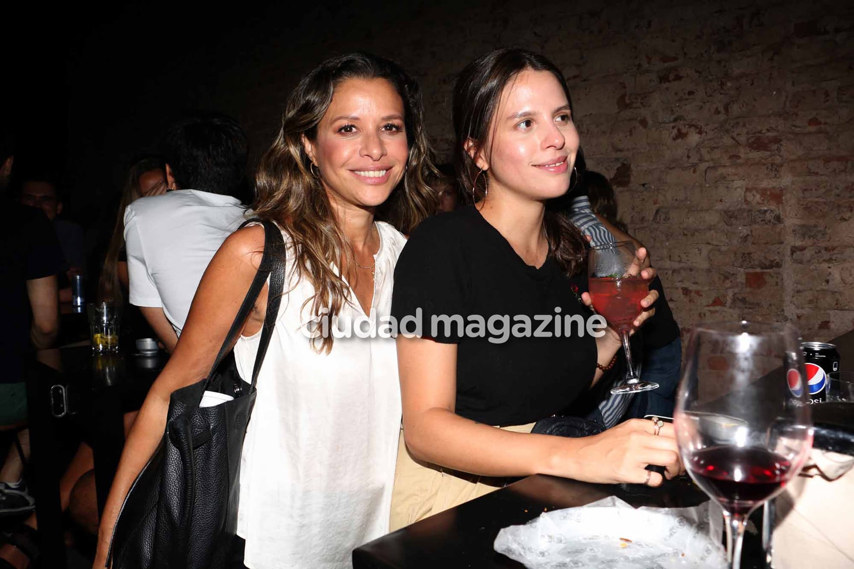 Julieta Ortega, mimosa junto a Camilo Vaca Narvaja. (Foto: Movilpress)