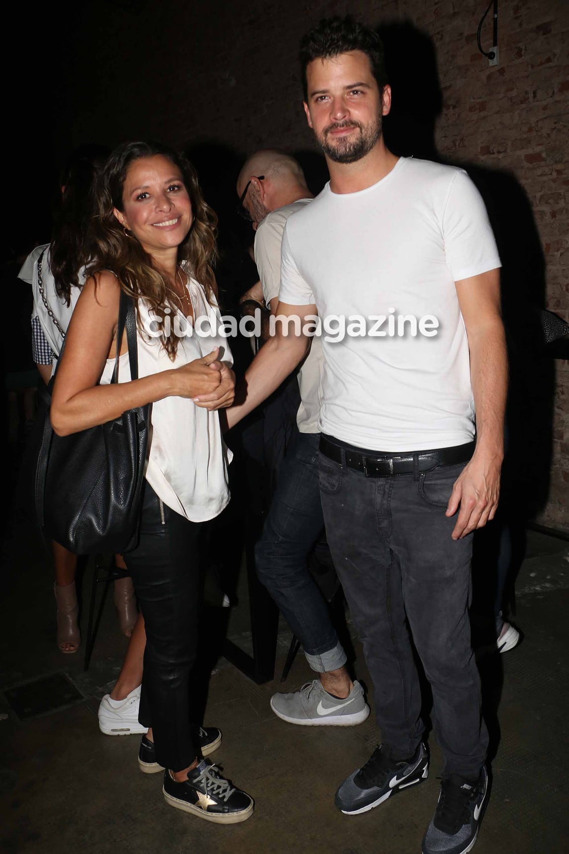 Julieta Ortega, mimosa junto a Camilo Vaca Narvaja. (Foto: Movilpress)