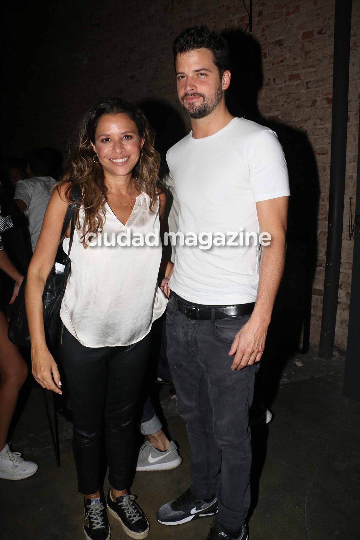 Julieta Ortega, mimosa junto a Camilo Vaca Narvaja. (Foto: Movilpress)