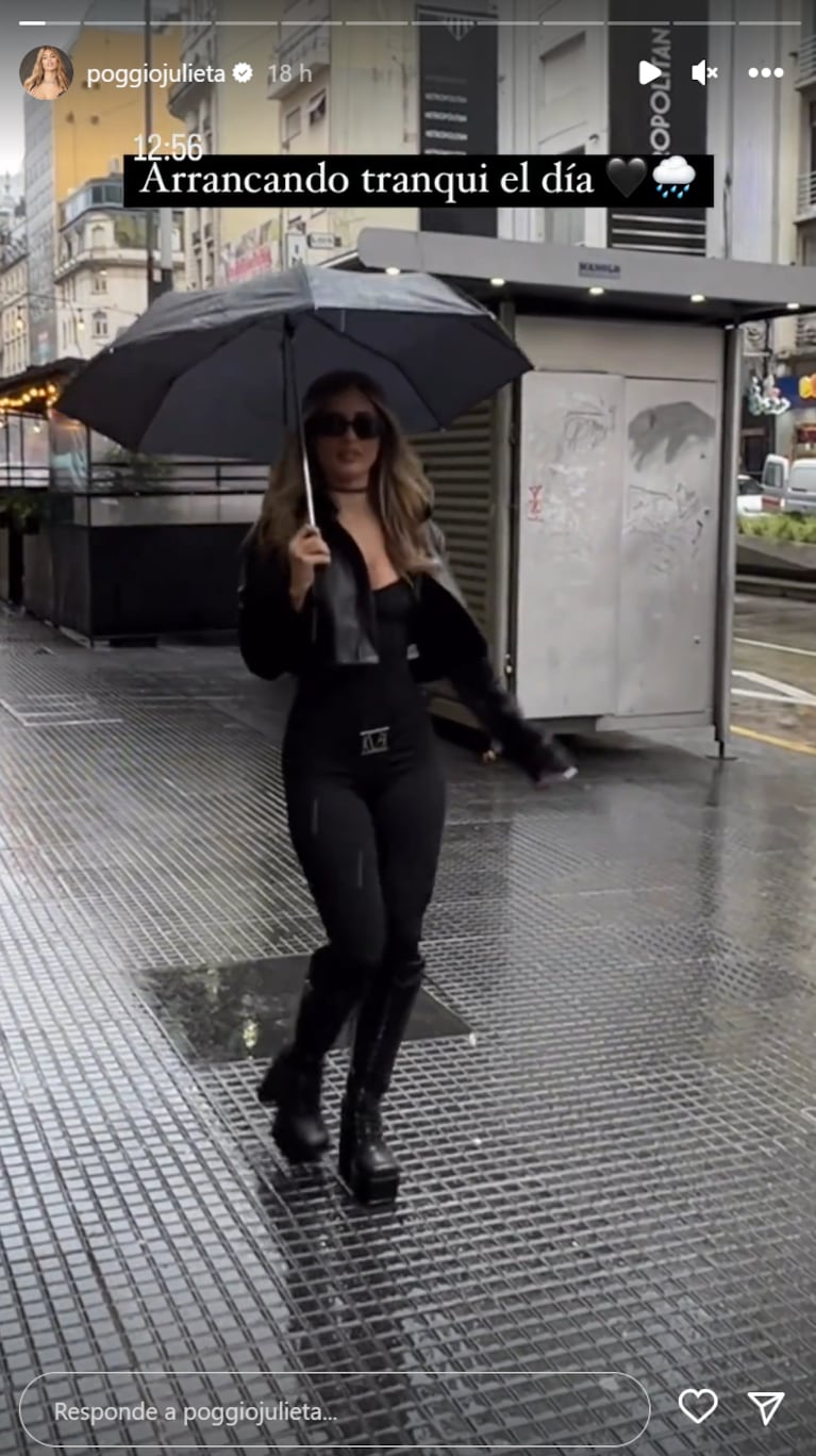 Julieta Poggio impactó con un look total black desfilando en calle Corrientes bajo la lluvia: el video