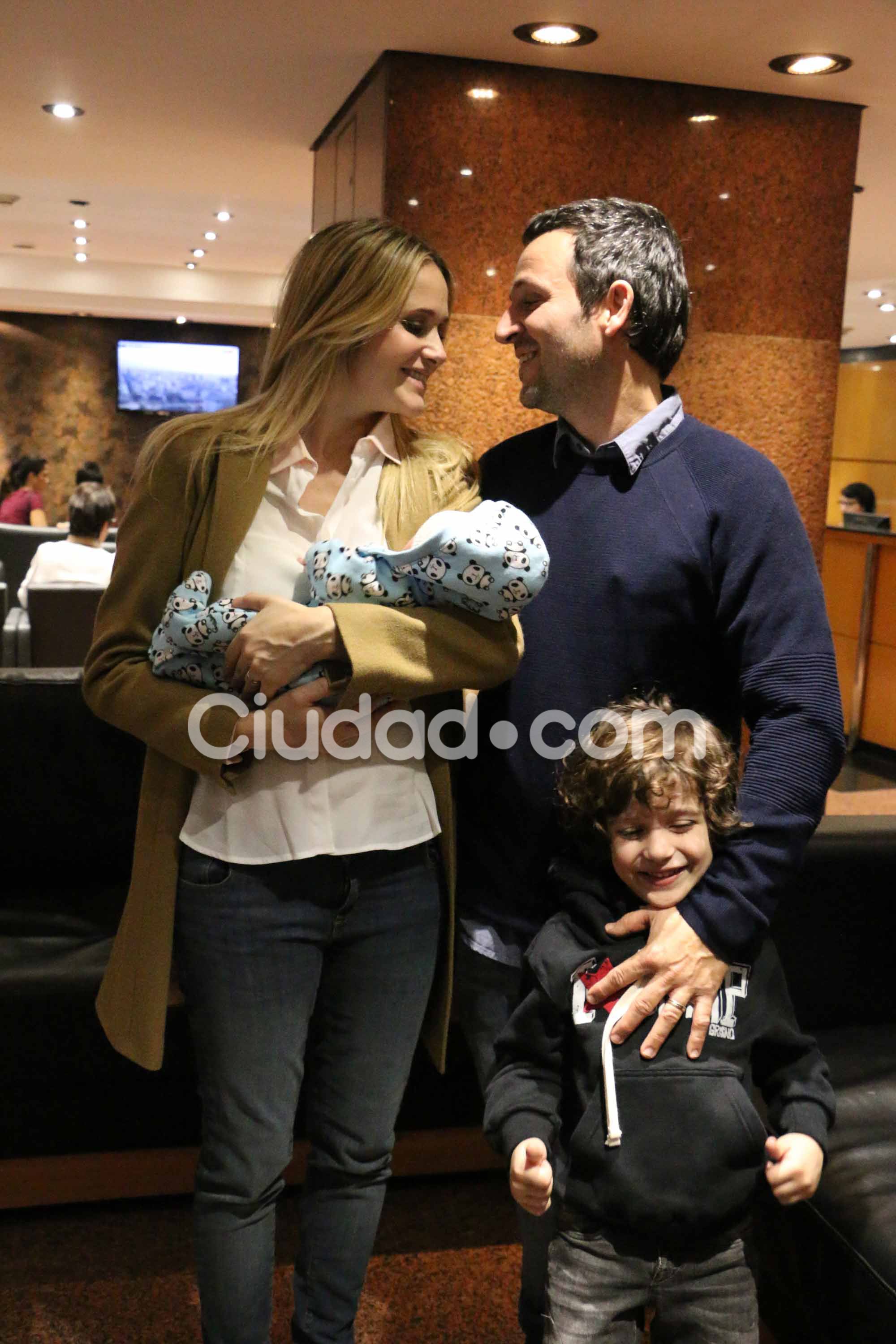 Julieta Prandi, Claudio Contardi, Mateo y Rocco. (Foto: Movilpress / Ciudad.com)