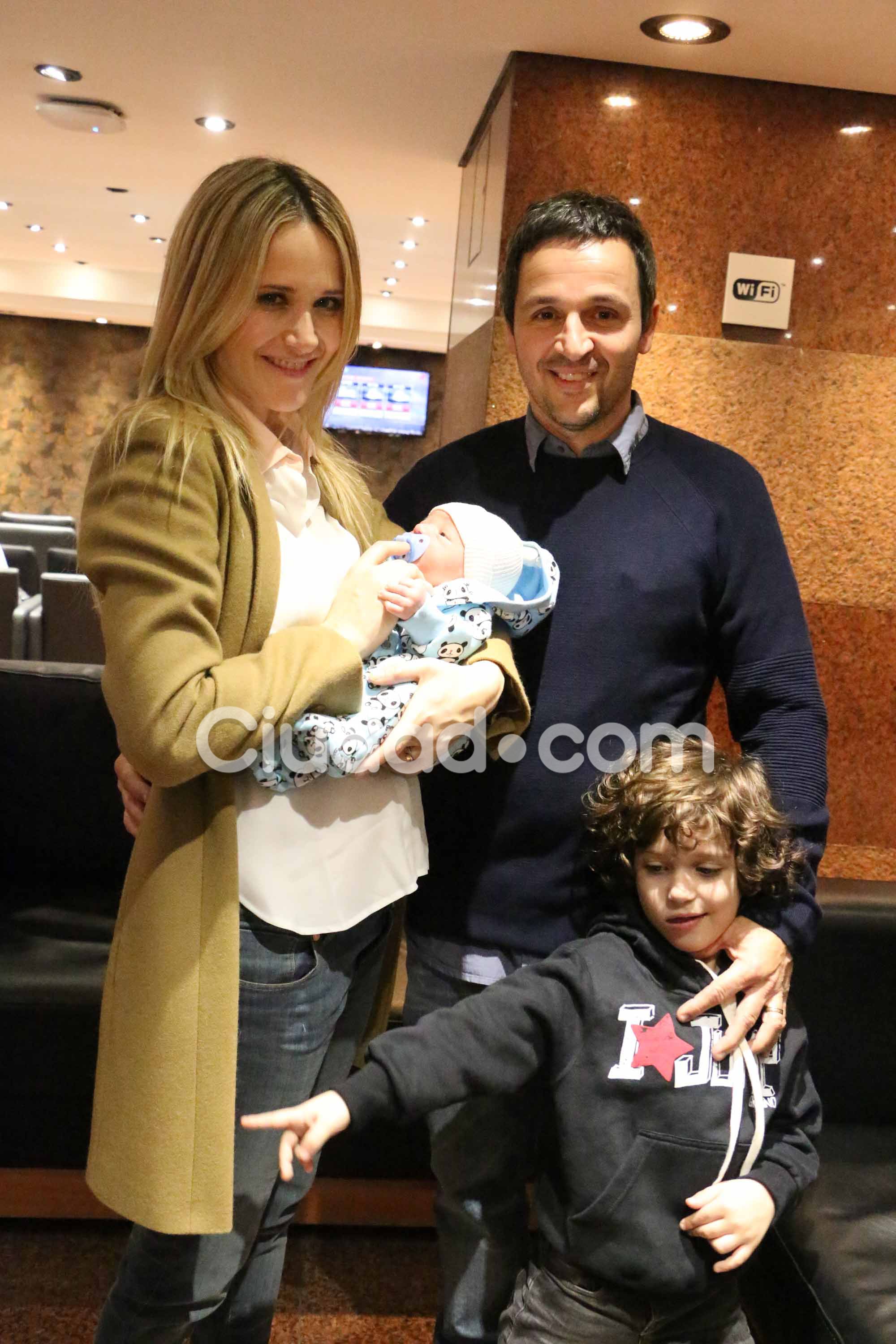 Julieta Prandi, Claudio Contardi, Mateo y Rocco. (Foto: Movilpress / Ciudad.com)