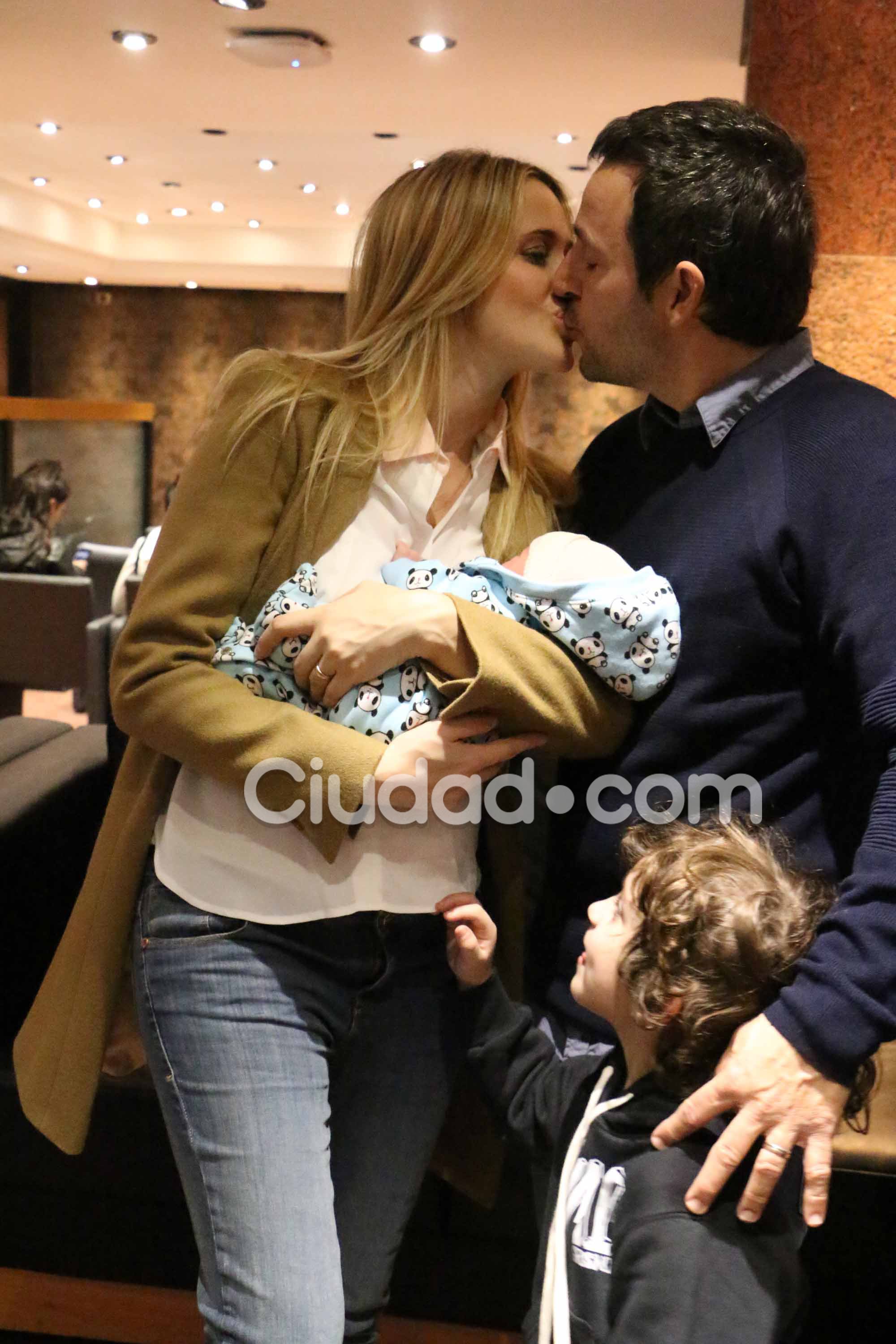 Julieta Prandi, Claudio Contardi, Mateo y Rocco. (Foto: Movilpress / Ciudad.com)