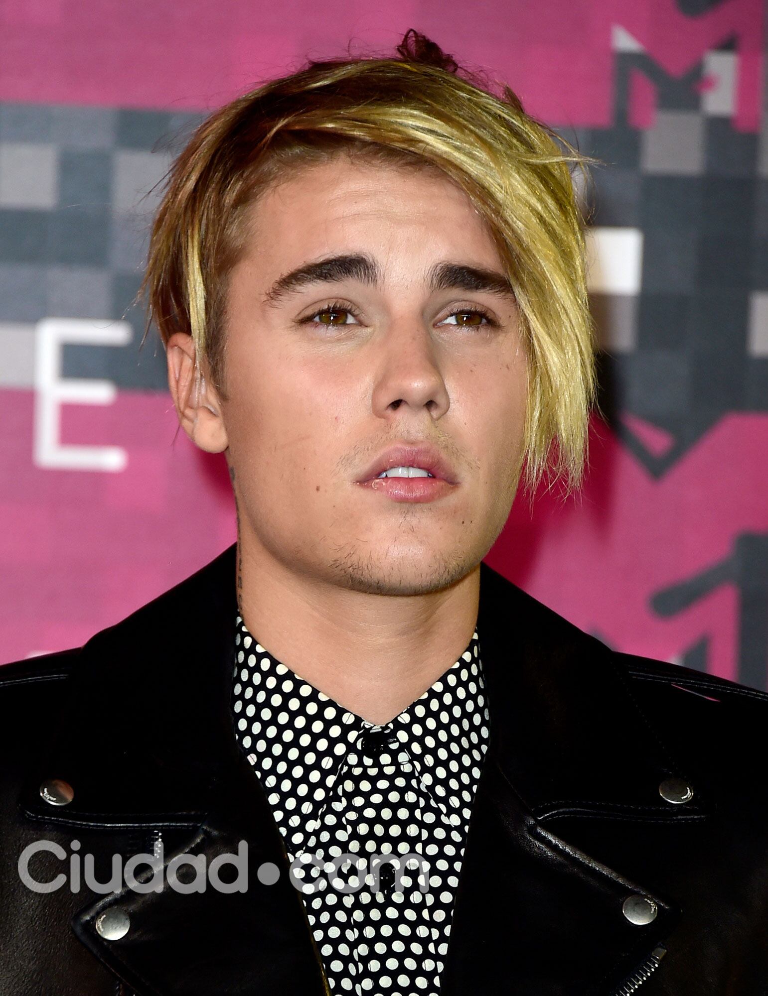 Justin Bieber estrenó cambio de look en los VMA's (Fotos: AFP). 