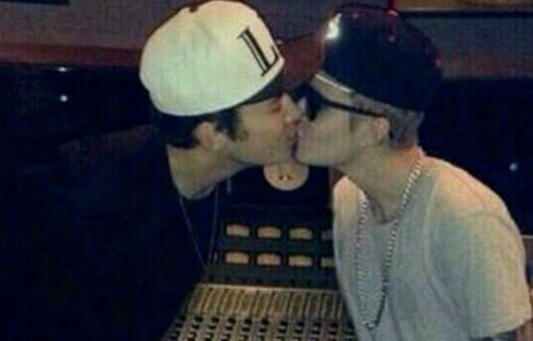 Justin Bieber: revuelo en la Web por una imagen del canadiense besando a Austin Mahone. (Foto: Web) 