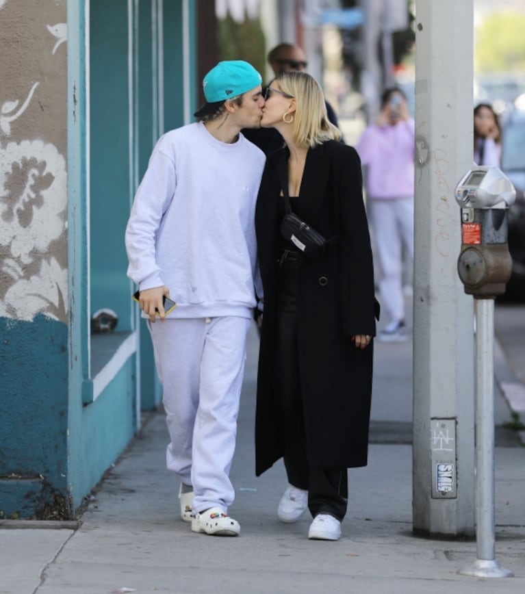 Justin Bieber y Hailey Baldwin, infraganti a los mimos y besos en Hollywood