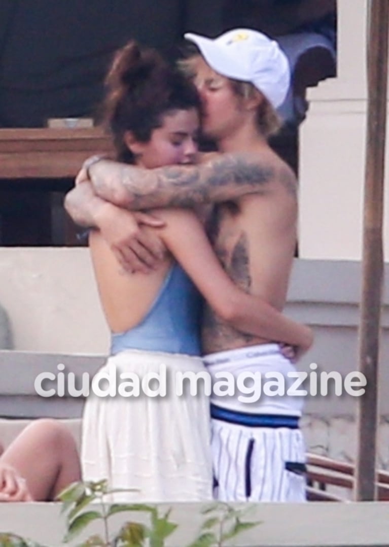 Justin Bieber y Selena Gomez, enamorados en Jamaica: las fotos de la pareja del momento a puro mimo