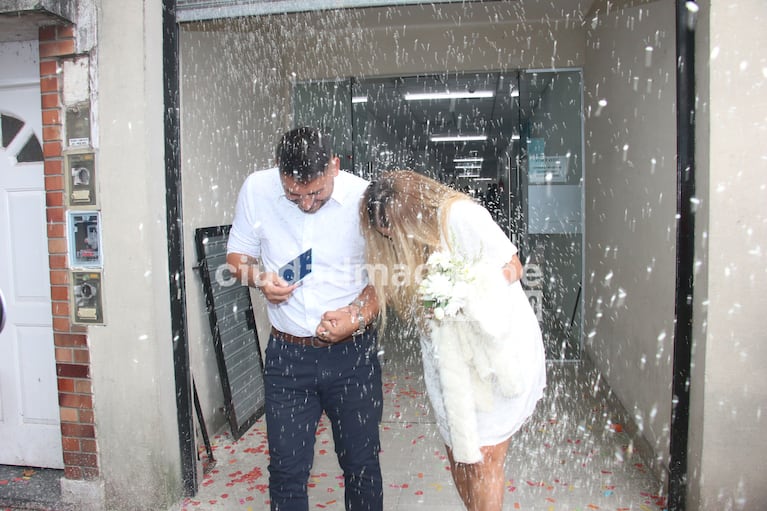 Karina, la hija de Lía Crucet, y Sebastián Román se casaron por civil (Foto: Movilpress).