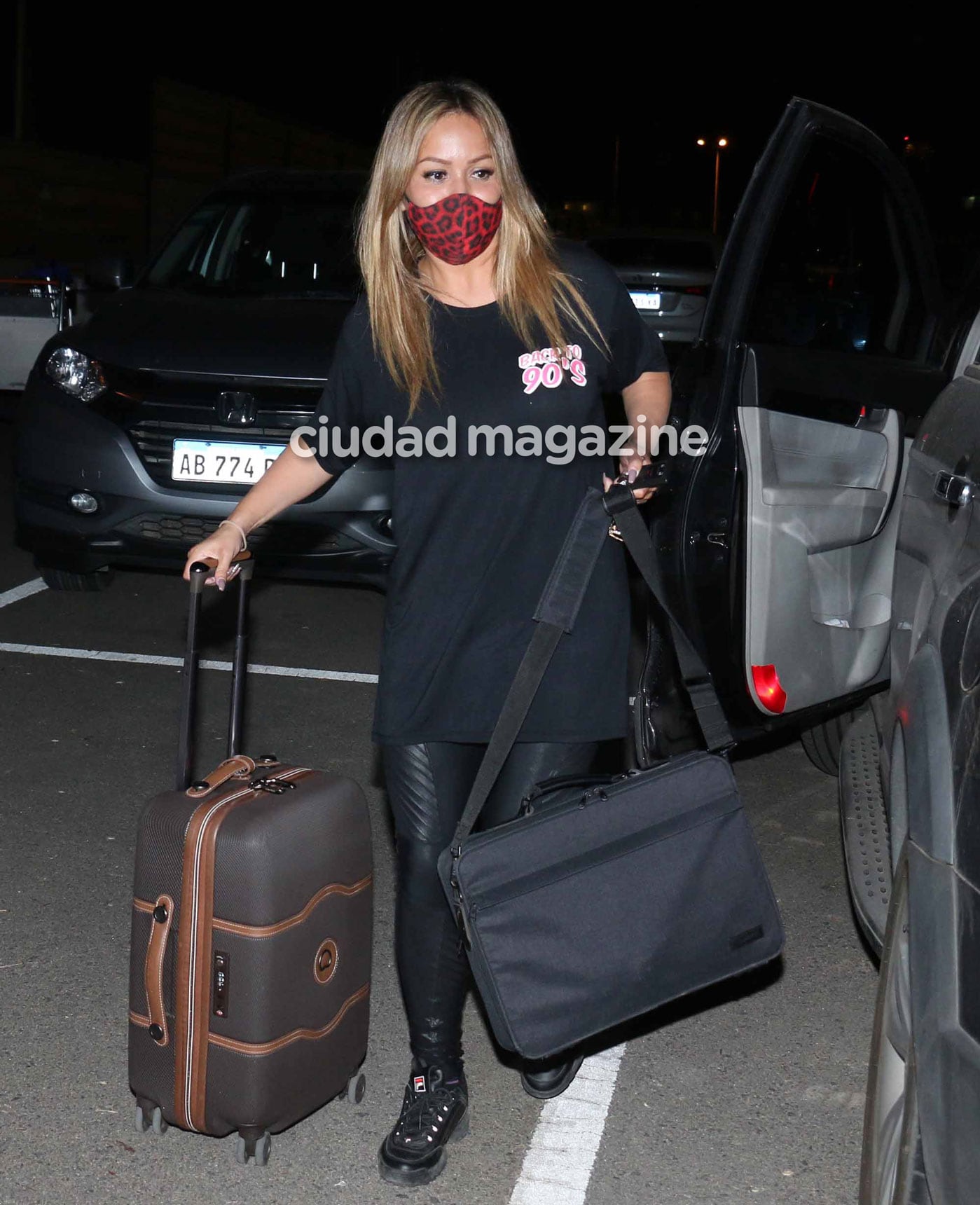 Karina la Princesita y Nicolás Furman, súper enamorados en Ezeiza tras sus primeras vacaciones juntos en Bariloche (Foto: Movilpress)