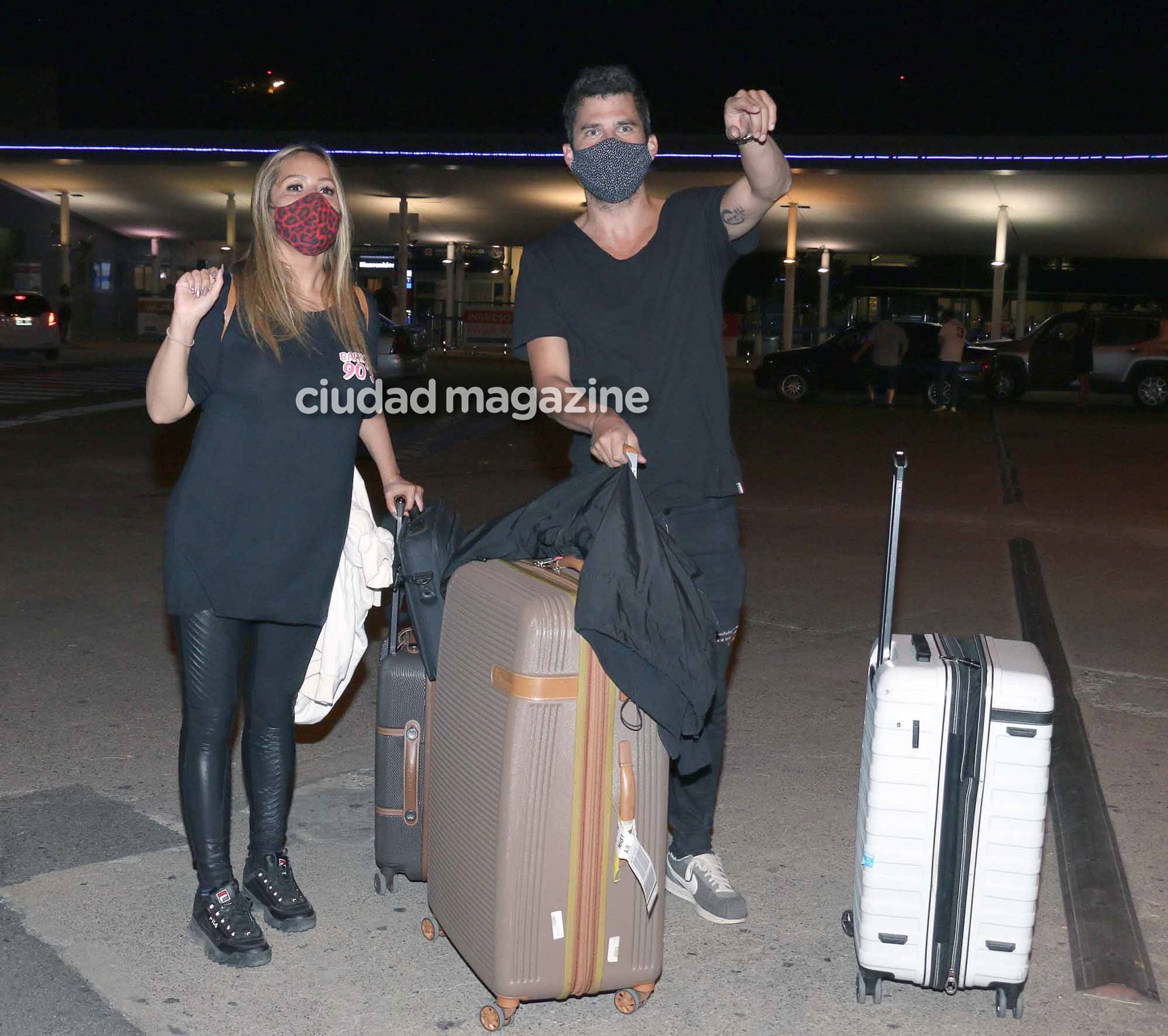 Karina la Princesita y Nicolás Furman, súper enamorados en Ezeiza tras sus primeras vacaciones juntos en Bariloche (Foto: Movilpress)