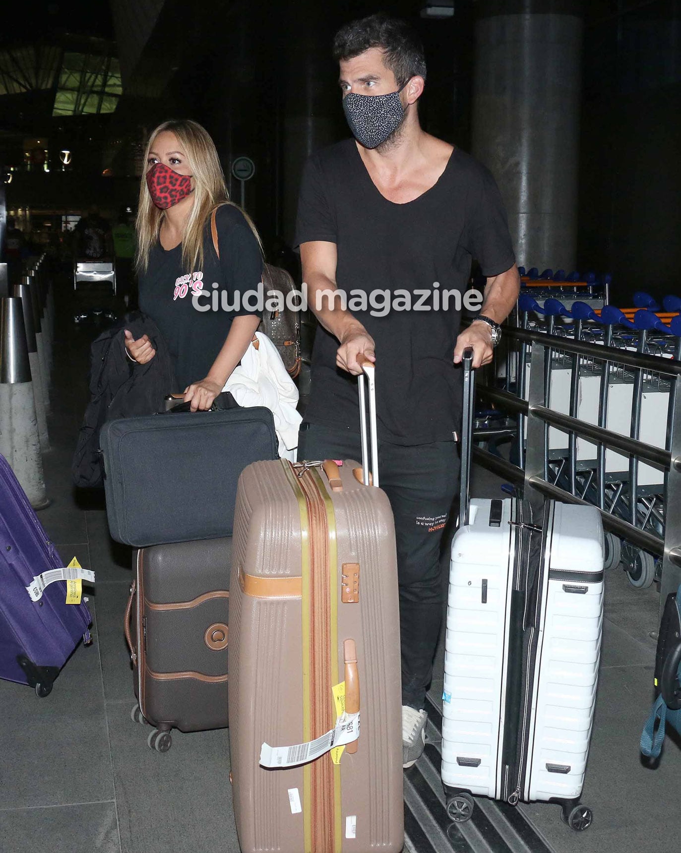 Karina la Princesita y Nicolás Furman, súper enamorados en Ezeiza tras sus primeras vacaciones juntos en Bariloche (Foto: Movilpress)