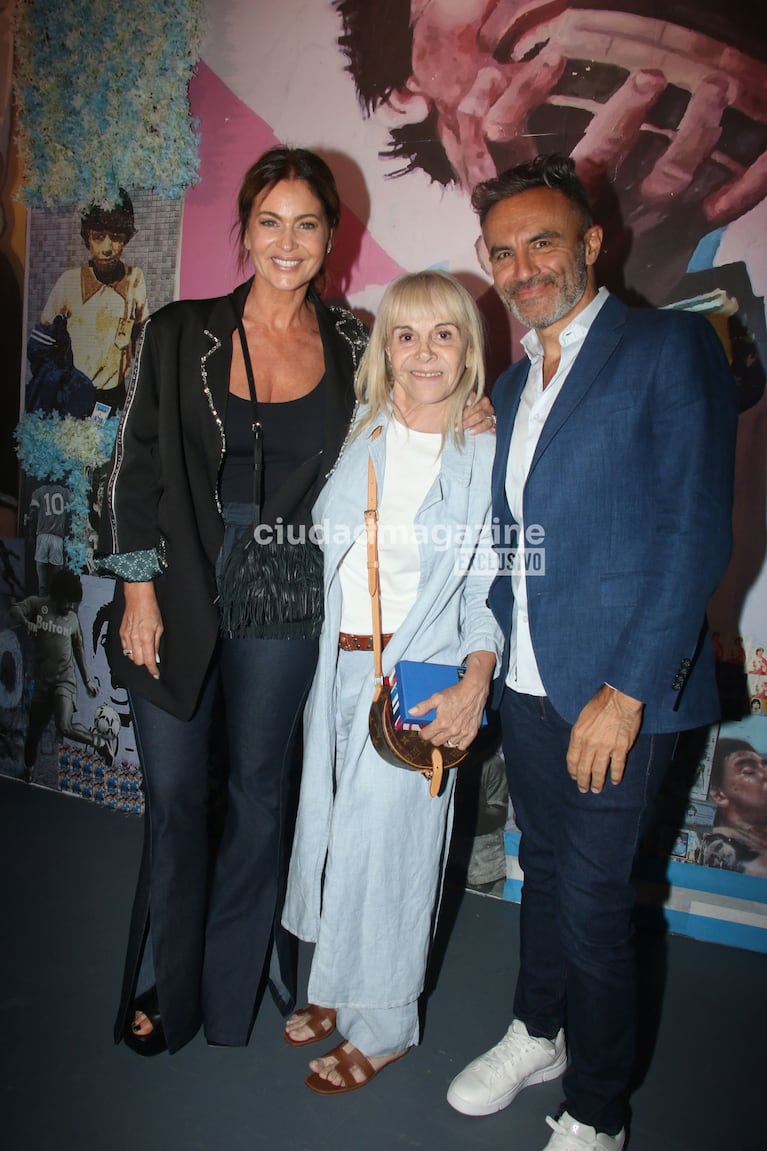 Karina Mazzocco, Claudia Villafañe y  Omar El Bacha en la Expo Maradona "Diego Eterno" (Foto: Movilpress).