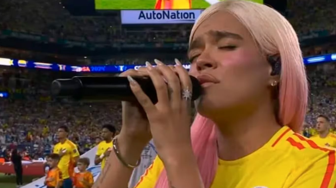 Karol G cantó en la Copa América y estallaron los memes.