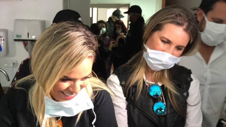 Karol G visitó en el hospital a una madre que dio a luz durante su concierto en Estados Unidos