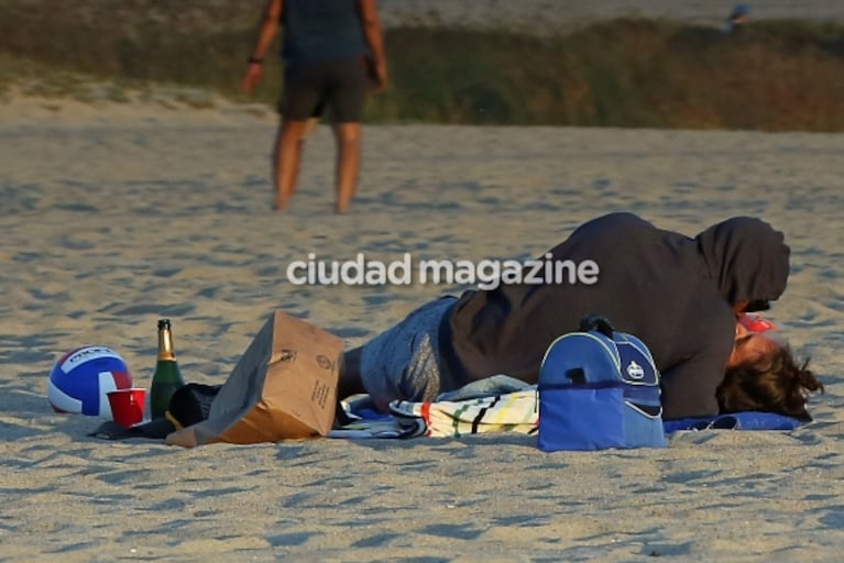 Katie Holmes y Jamie Foxx, apasionados en la playa: la exmujer y el examigo de Tom Cruise, súper enamorados