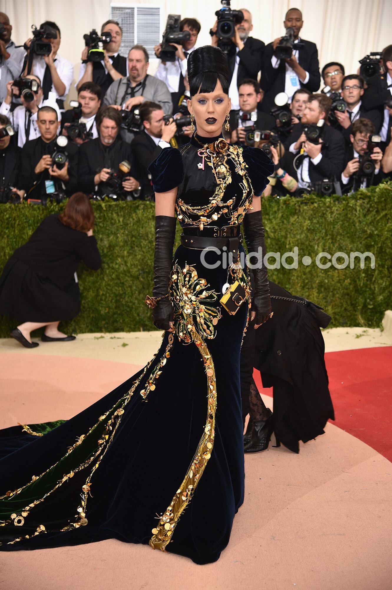 Katy Perry optó por un estilo muy llamativo by Prada (Fotos: AFP).