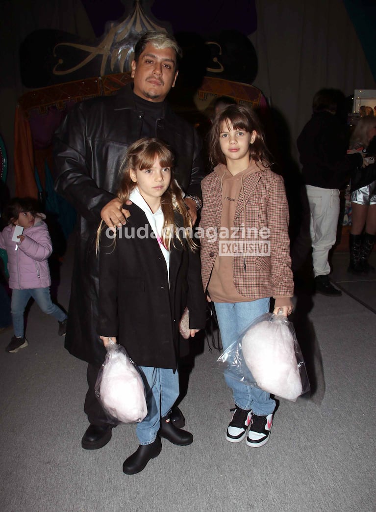 Kennys Palacios con las hijas de Wanda Nara, Isabella y Francesca Icardi en el estreno de Circo de Anima de Flavio Mendoza (Foto: Movilpress).