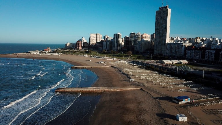 Kicillof se reúne hoy con intendentes de la costa para evaluar situación sanitaria por coronavirus. Foto: AP.