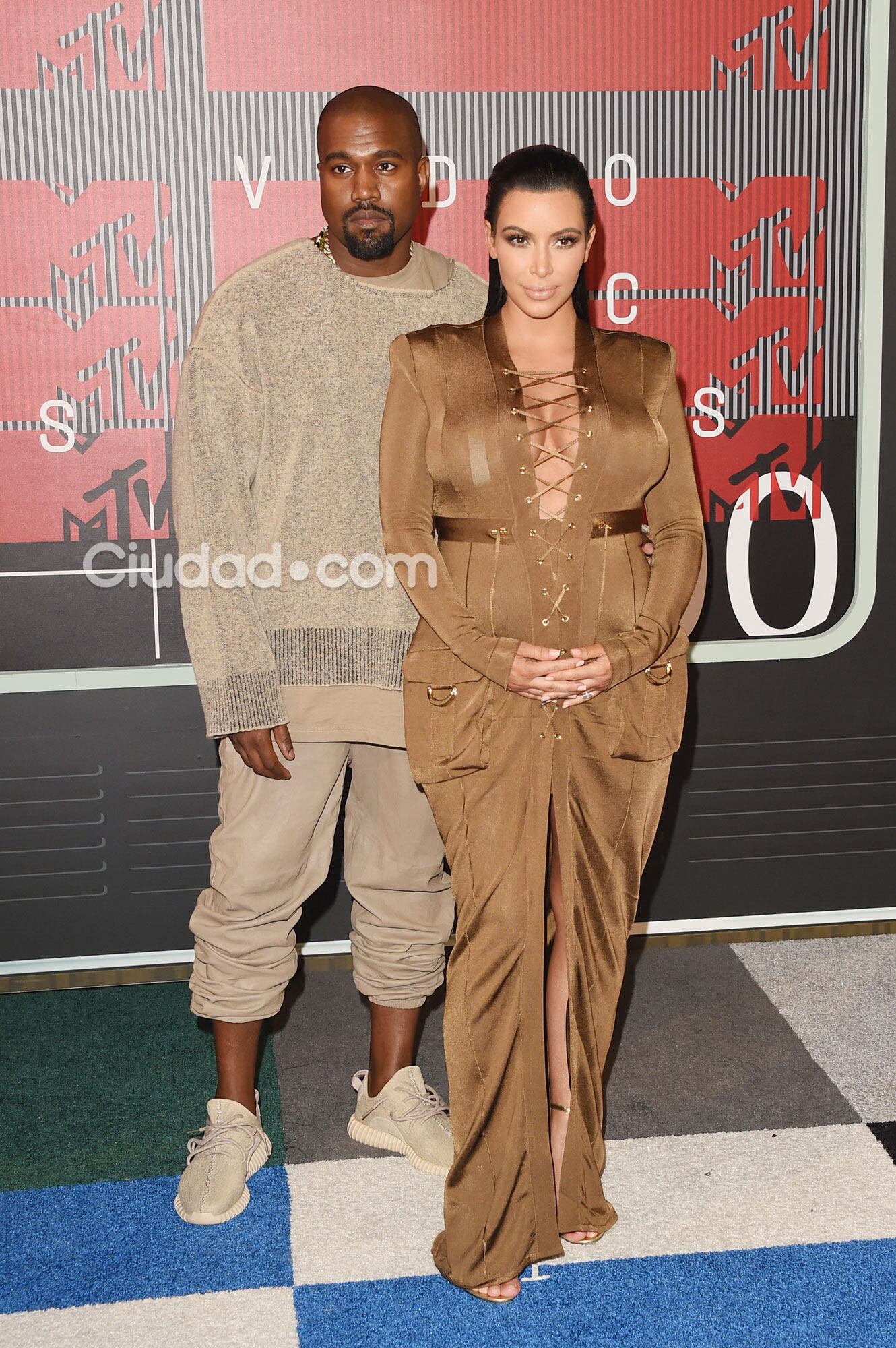 Kim Kardashian, embarazada de cinco meses, posó junto a Kanye West (Fotos: AFP). 