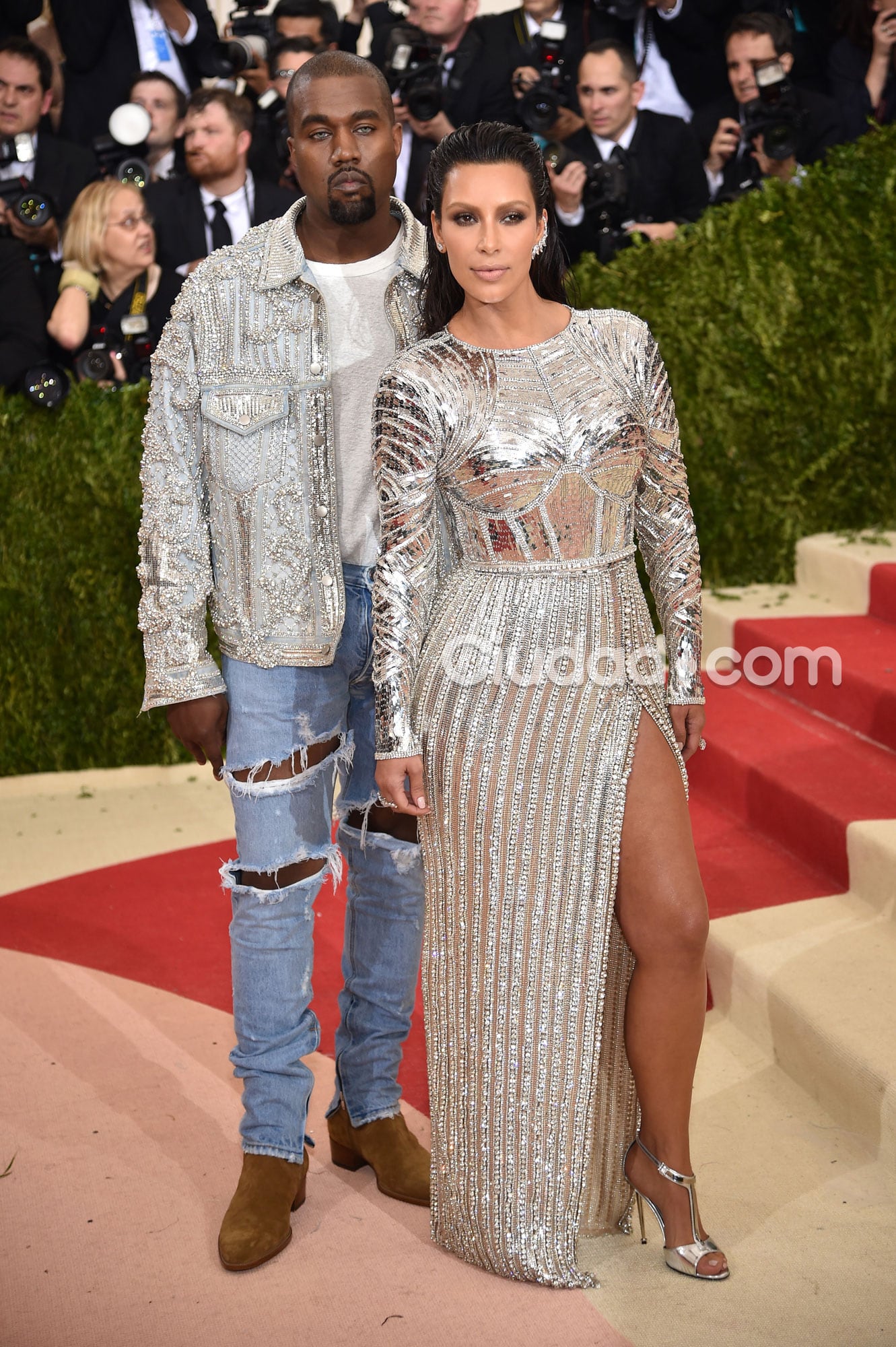  Kim Kardashian y Kanye West, con lentes de contacto, ambos de Balmain (Fotos: AFP).